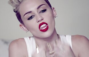 XXX 男は美しさのカバーの上にボルトを動かし、それを強打する 女子 専用 エッチ 動画